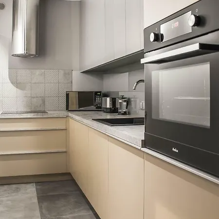 Luxury In The Center Of With Free Underground Garage *