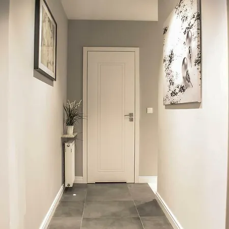Luxury In The Center Of With Free Underground Garage Apartament *